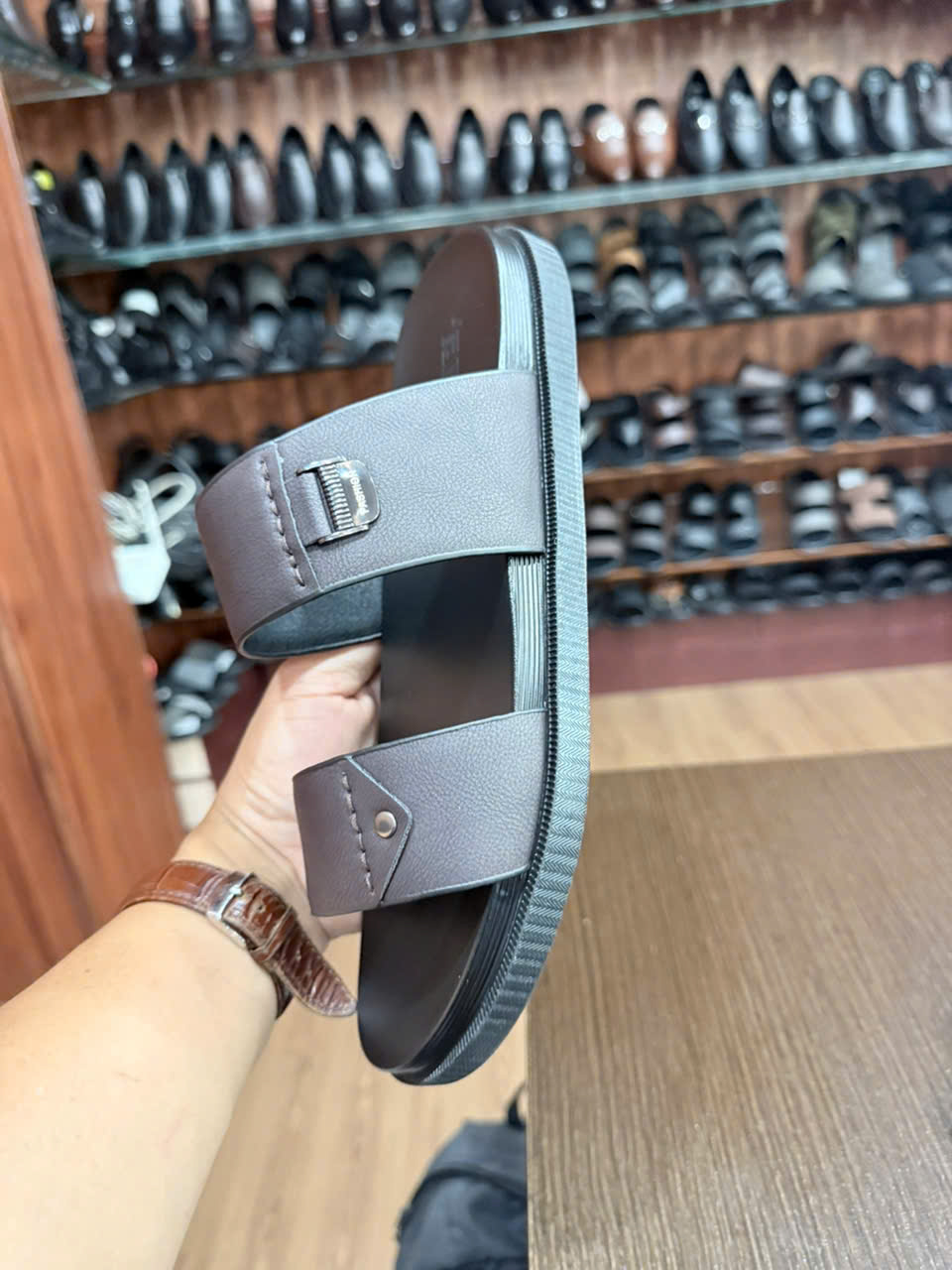 Dép hai quai Taraco — nhìn nghiêng